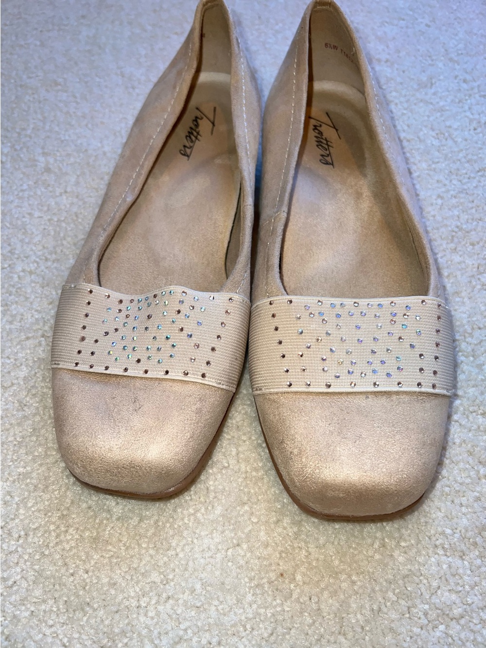 Trotter’s Women's Nude Embellished Slip-On Flats. 6.5W